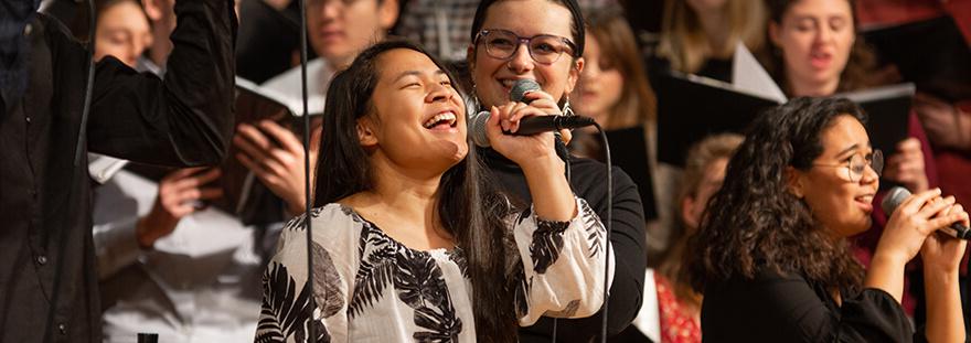 Woman singing during 敬拜 service